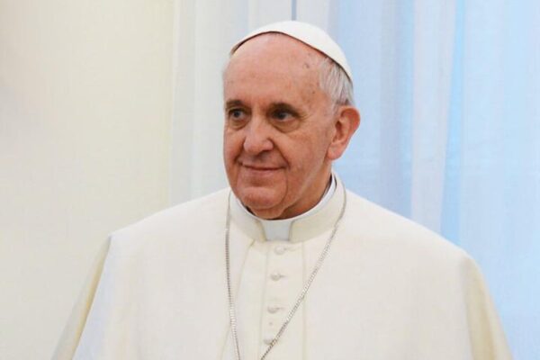 Ile zarabia Papież Franciszek i jak to wpływa na Kościół?
