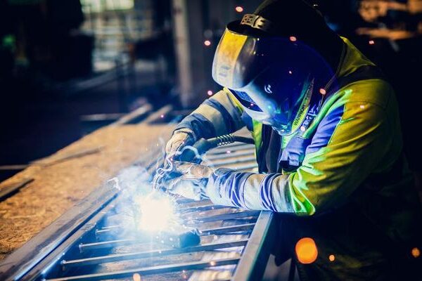 Ile zarabia spawacz w Szwecji? Wynagrodzenia i przyszłe perspektywy zawodowe