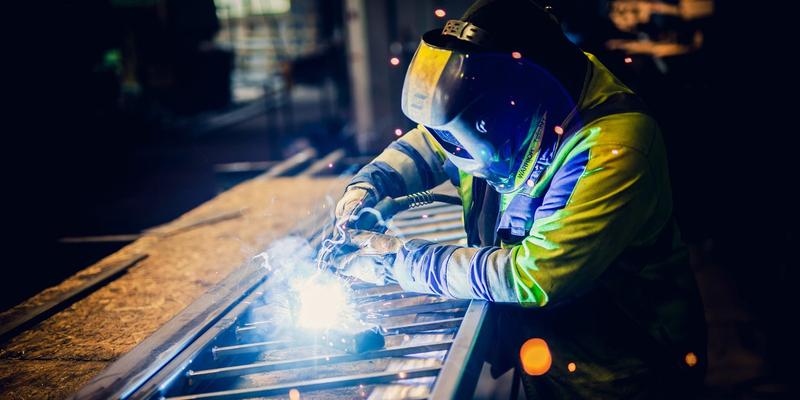 Ile zarabia spawacz w Szwecji? Wynagrodzenia i przyszłe perspektywy zawodowe