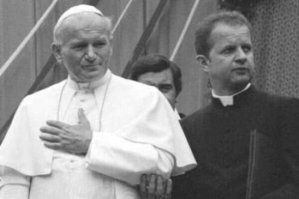 Jakie są zarobki kardynała Stanisława Dziwisza? Sprawdzamy fakty!