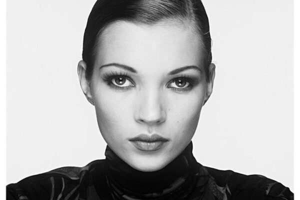 Jakie są zarobki Kate Moss? Odkrywamy sekrety jej kariery.