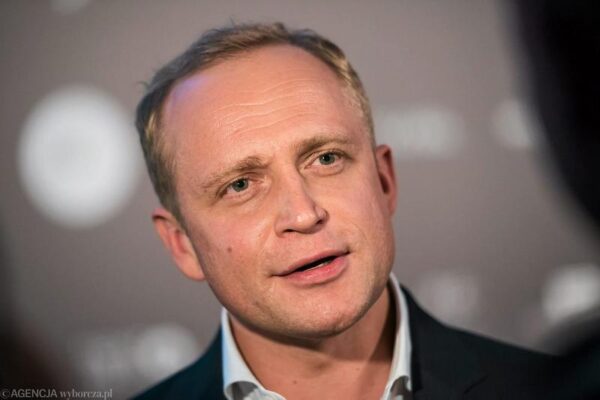 Zarobki Piotra Adamczyka – ile naprawdę wynoszą?