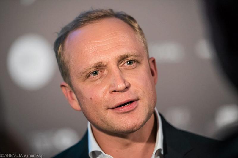 Zarobki Piotra Adamczyka – ile naprawdę wynoszą?