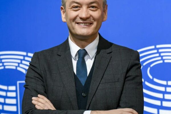 Zaskakujące fakty: Ile zarabia Robert Biedroń na polskiej scenie politycznej?