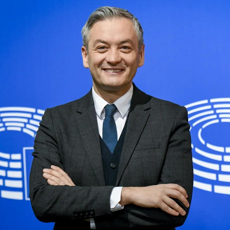 Zaskakujące fakty: Ile zarabia Robert Biedroń na polskiej scenie politycznej?