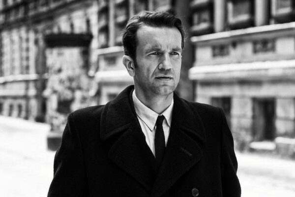 Zaskakujące fakty o zarobkach Tomasza Kota – ile tak naprawdę wynosi jego pensja?