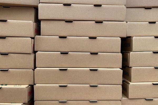 Ile naprawdę zarabia dostawca pizzy? Średnie zarobki w branży dostawczej