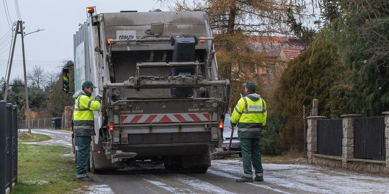 Ile naprawdę zarabia kierowca śmieciarki? Poznajmy średnie zarobki na tym stanowisku