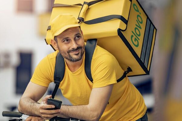 Ile naprawdę zarabia kurier Glovo? Odkryj średnie wynagrodzenia w tej branży