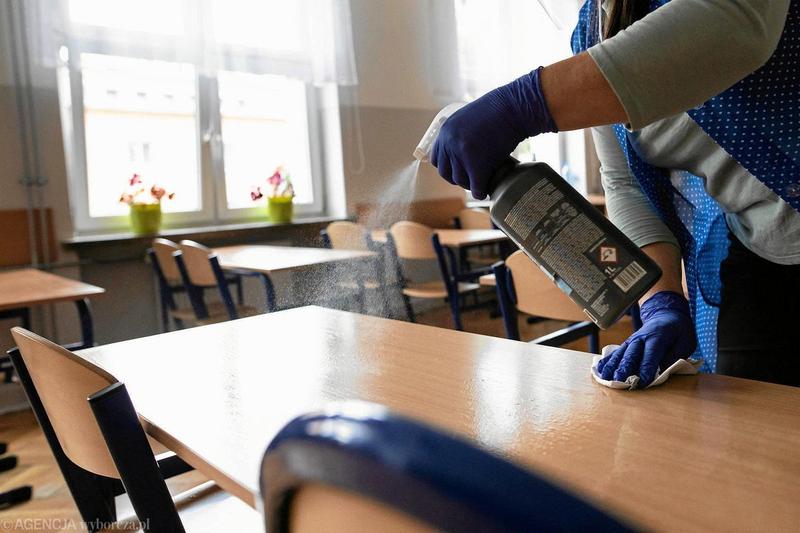 Ile naprawdę zarabia sprzątaczka w szkole? Aktualne informacje o zarobkach