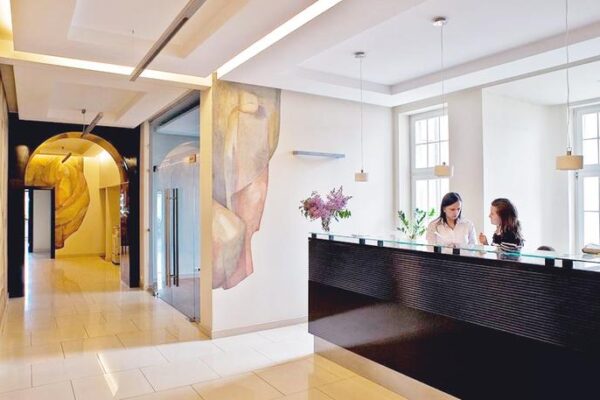 Jakie są kluczowe różnice między kancelarią prawną a adwokacką?