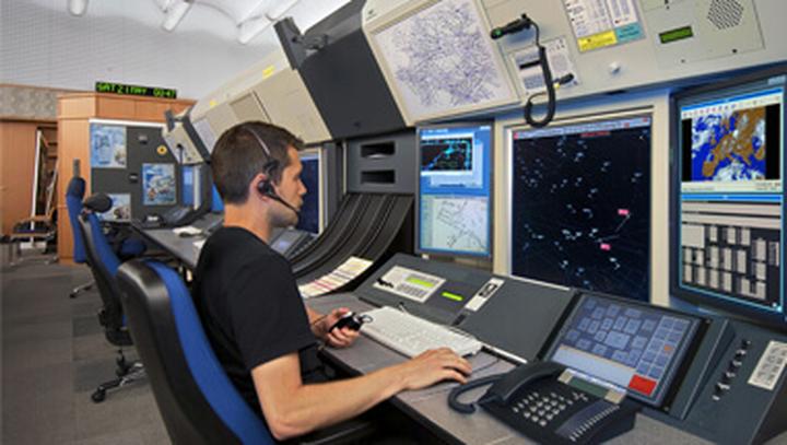 Jakie są średnie zarobki kontrolera ruchu lotniczego? Sprawdź, ile można zarobić w tej profesji!