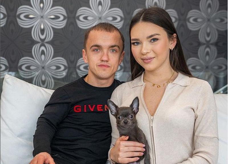 Jakie są zarobki Minimajka? Odkrywamy tajemnice jego wynagrodzenia!