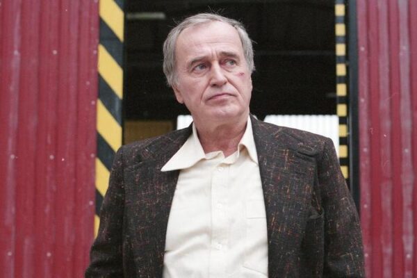 Tajemnice wynagrodzenia: Ile naprawdę zarabia Jan Nowicki?