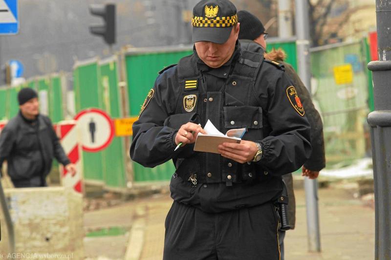 Porównanie zarobków strażników