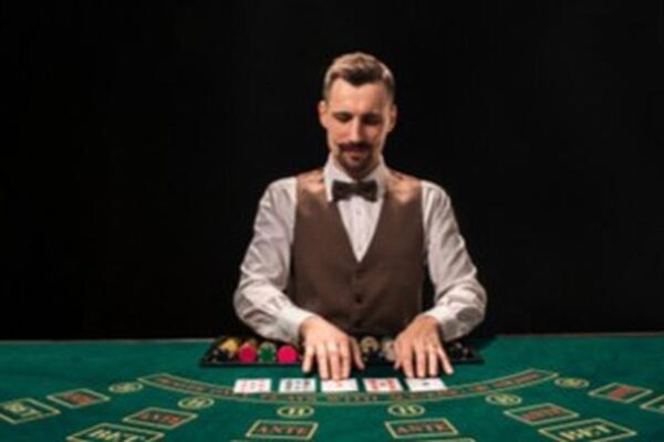 Ile naprawdę zarabia krupier? Poznaj średnie zarobki w branży gier hazardowych