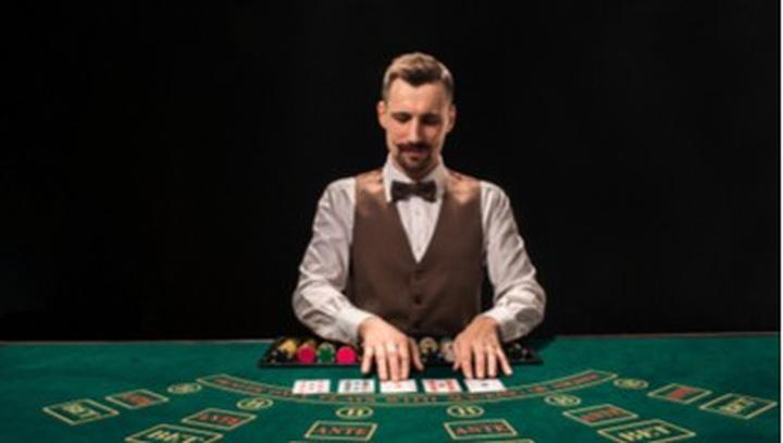 Ile naprawdę zarabia krupier? Poznaj średnie zarobki w branży gier hazardowych