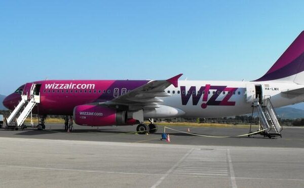 Ile naprawdę zarabia stewardessa w Wizz Air? Średnie zarobki na tle branży