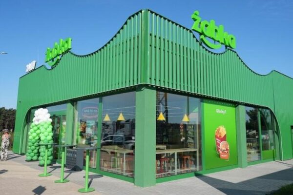 Jak skutecznie wypłacić gotówkę w Żabce? Krótka instrukcja krok po kroku