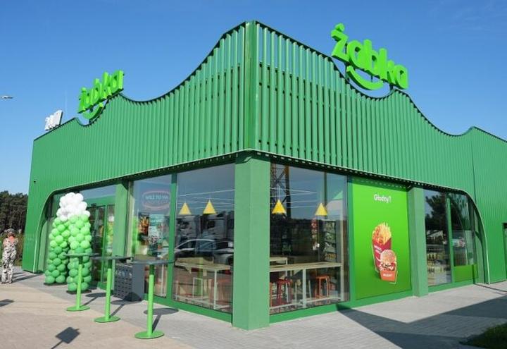 Jak skutecznie wypłacić gotówkę w Żabce? Krótka instrukcja krok po kroku