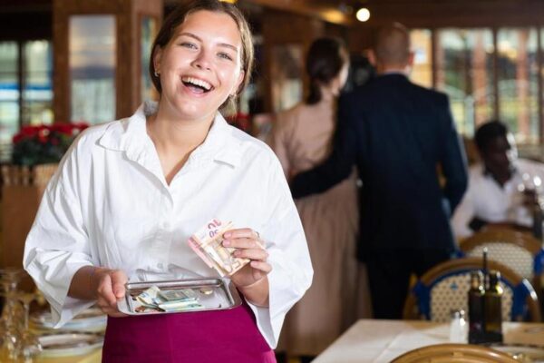Ile naprawdę zarabia kelner? Sprawdź aktualne zarobki w branży horeca!