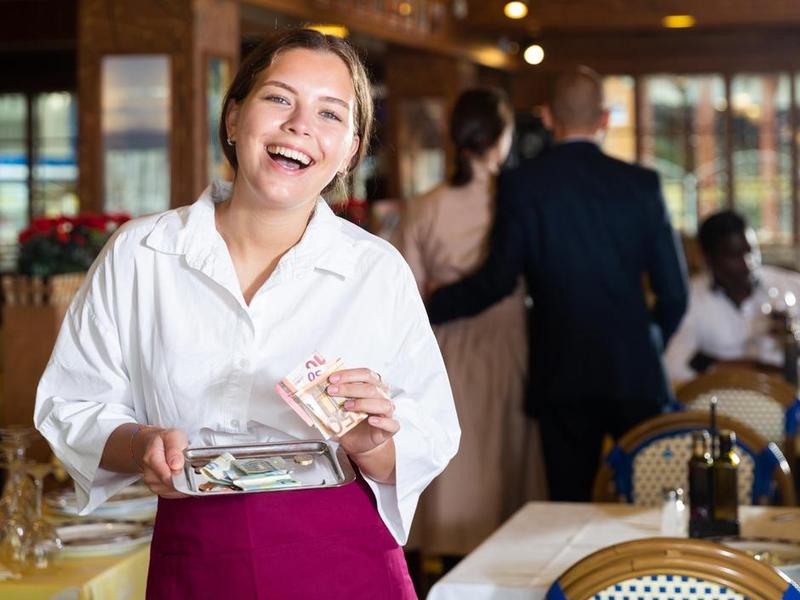 Ile naprawdę zarabia kelner? Sprawdź aktualne zarobki w branży horeca!