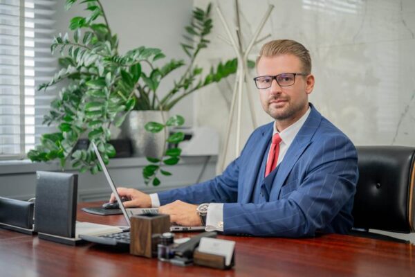 Ile zarabia notariusz? Sprawdź aktualne stawki i zarobki na tym stanowisku