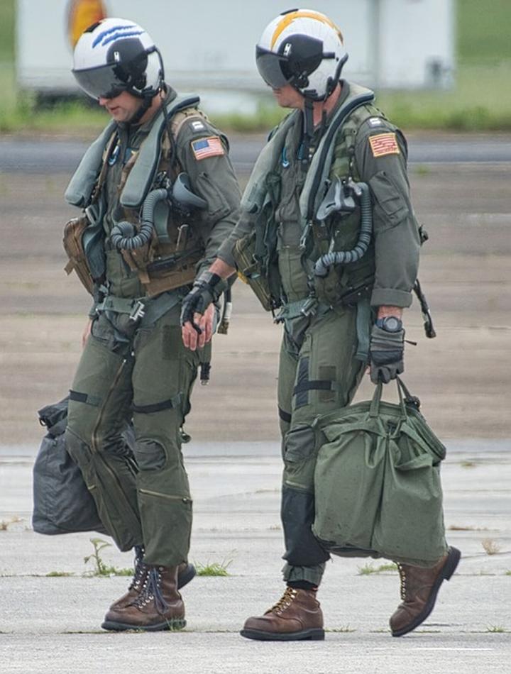 Porównanie zarobków pilotów wojskowych i cywilnych