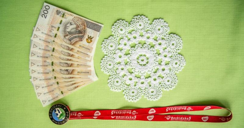 Porównanie zarobków w miastach i na terenach wiejskich