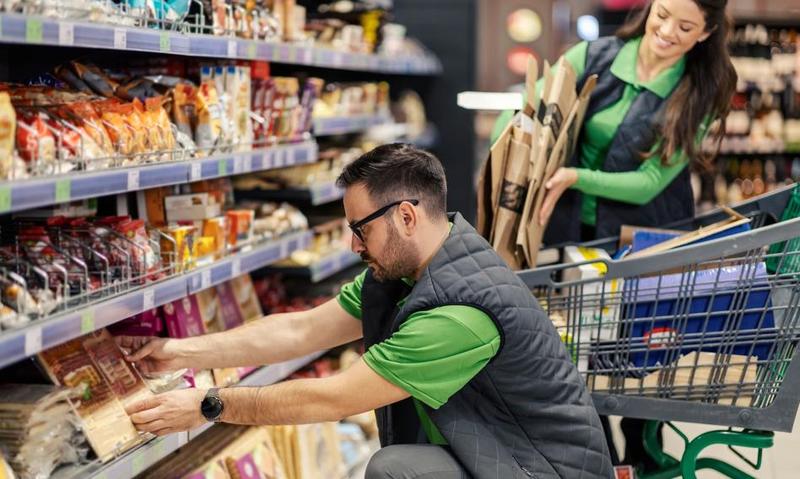 Średnie zarobki sprzedawców