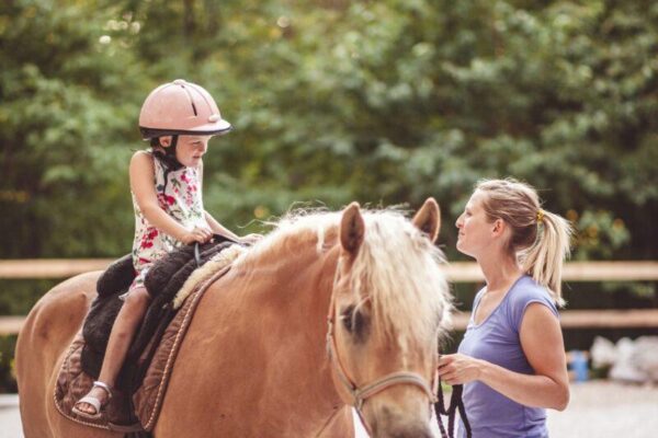 Ile naprawdę zarabia instruktor jazdy konnej? Poznaj szczegóły dotyczące wynagrodzeń w tej branży!