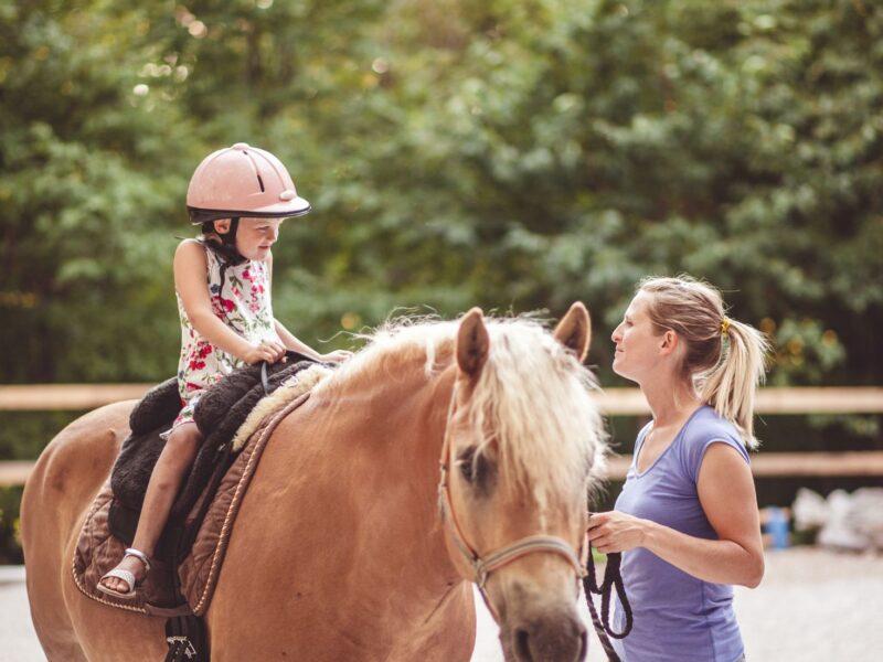 Ile naprawdę zarabia instruktor jazdy konnej? Poznaj szczegóły dotyczące wynagrodzeń w tej branży!