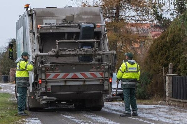 Ile naprawdę zarabia kierowca śmieciarki? Średnie zarobki w branży i ich analiza