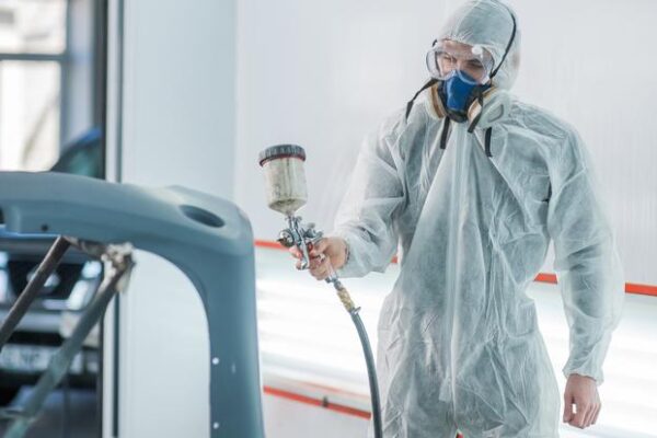 Ile naprawdę zarabia lakiernik samochodowy? Sprawdzamy aktualne zarobki w branży