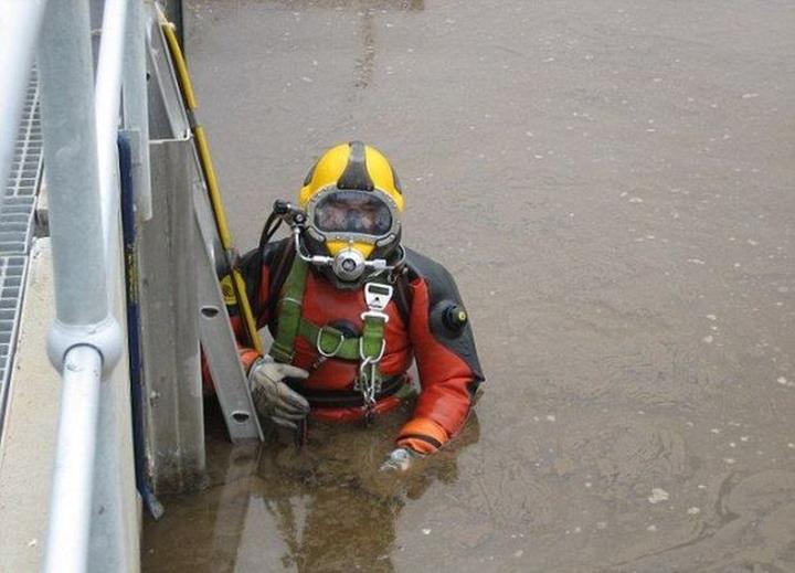 Ile naprawdę zarabia szambonurek? Sprawdź aktualne zarobki w branży!