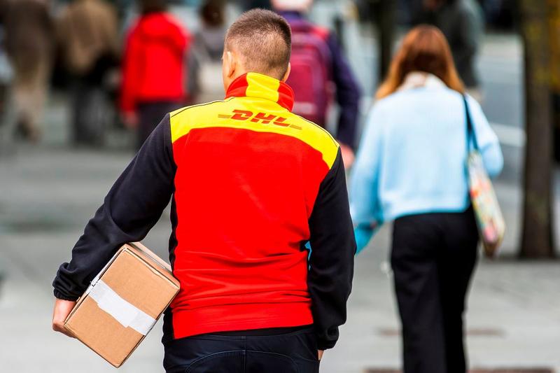 Ile zarabia kurier w DHL? Odkrywamy średnie zarobki na tym stanowisku