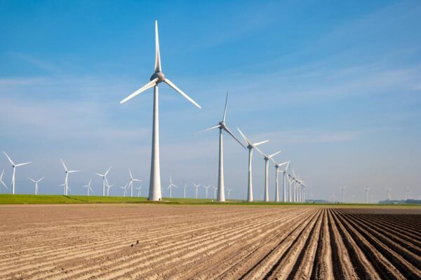 Zarobki oraz możliwości pracy w branży turbin wiatrowych – czy kursy są opłacalne?