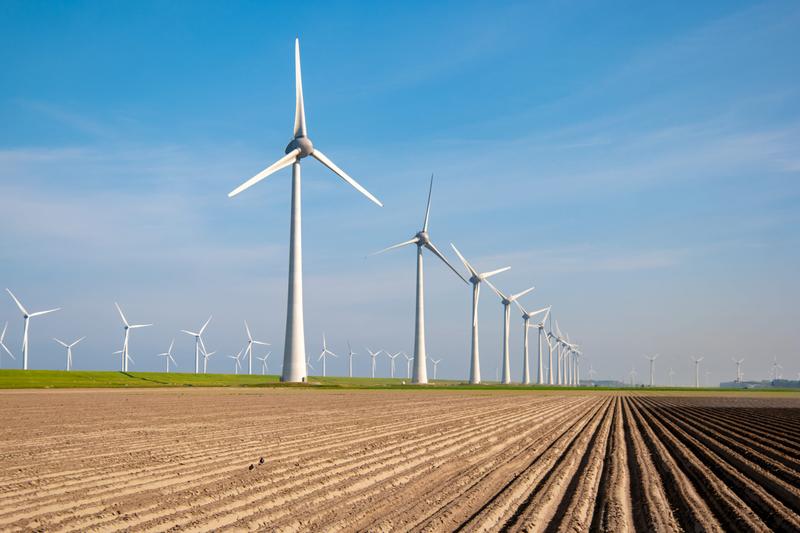 Zarobki oraz możliwości pracy w branży turbin wiatrowych – czy kursy są opłacalne?