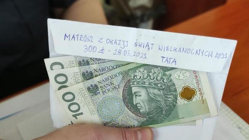 Kreatywne sposoby włożenia pieniędzy do koperty