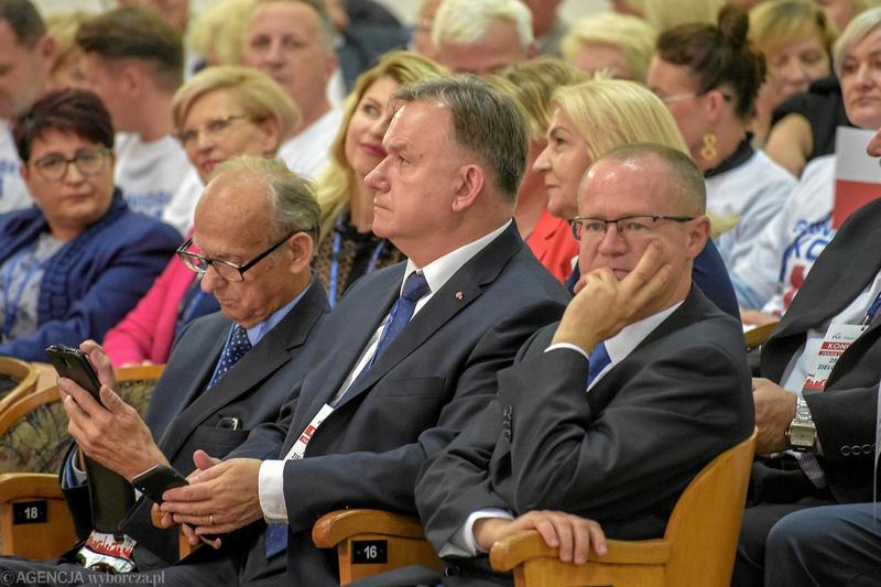 Średnie zarobki polityków