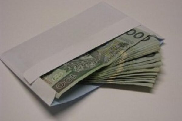 Ile dać w kopercie na 50 urodziny? Poradnik z pomysłami na idealny prezent pieniężny