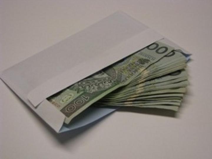 Ile dać w kopercie na 50 urodziny? Poradnik z pomysłami na idealny prezent pieniężny