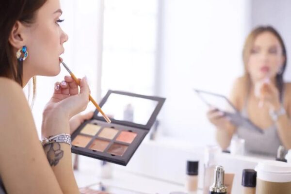 Ile naprawdę zarabia makijażystka? Poznaj średnie zarobki w branży beauty