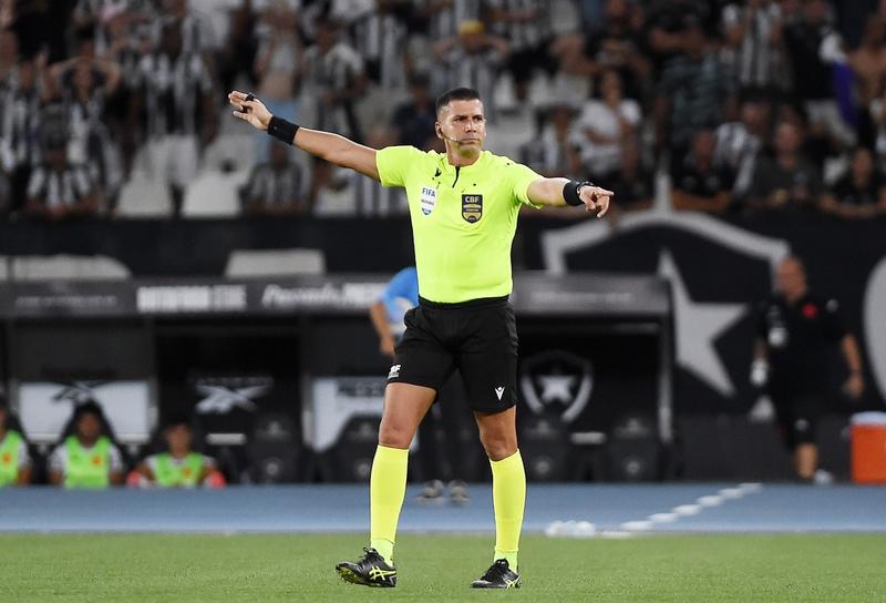 Ile naprawdę zarabia sędzia piłkarski? Aktualne zarobki na boisku