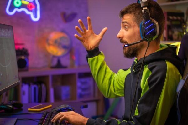 Ile naprawdę zarabia tester gier? Sprawdź średnie zarobki w branży gier wideo!