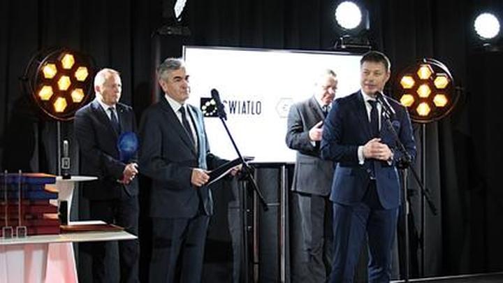 Czynniki wpływające na zarobki elektrotechnika