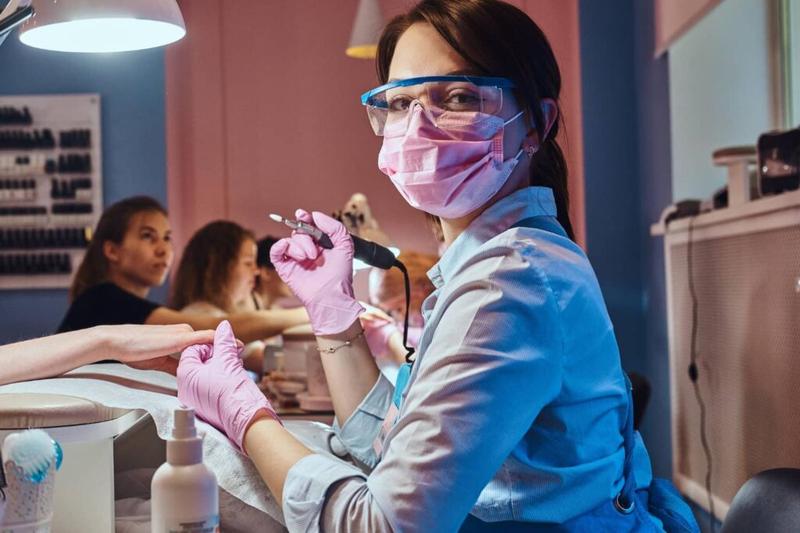 Trendy w stylizacji paznokci a zarobki