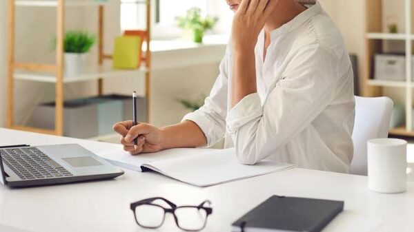 Jak skutecznie zarabiać w internecie w wieku 15-18 lat? Praca zdalna dla nieletnich w zasięgu ręki!