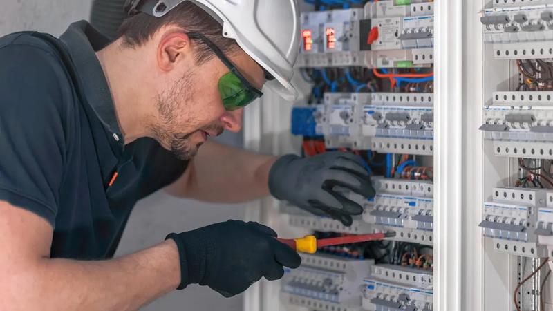 Czynniki wpływające na pensje w elektronice