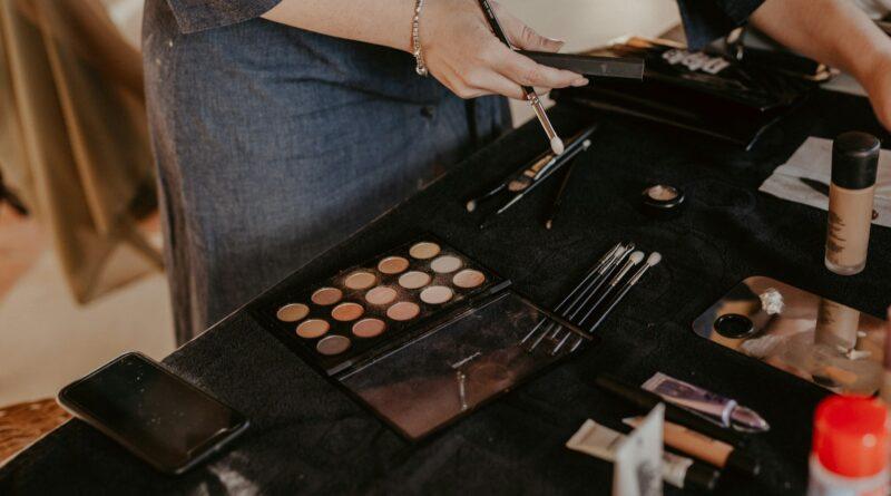 Freelance vs etat w branży beauty